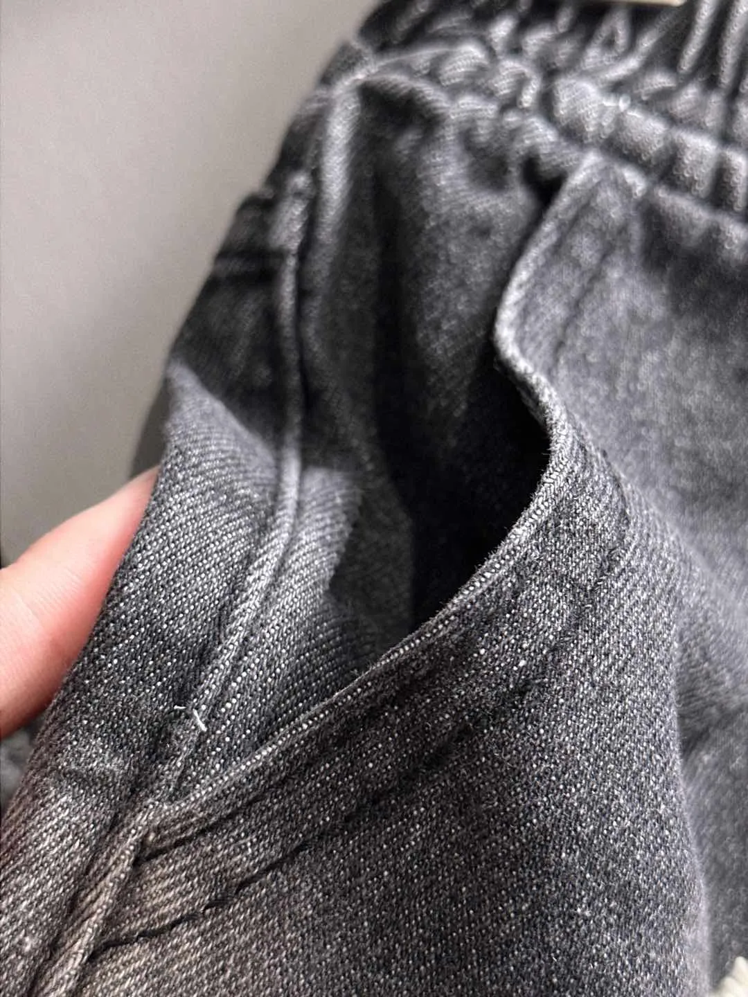🅿️330 Stone Island 2025 new summer jeans and denim shorts are woven from imported Japanese Denim plain cotton denim fabrics. They are complete with three standards. The top stonewashing process makes the texture reach the old taste of the 1980s. It is soft, delicate, comfortable and breathable. The color has a modern and fashionable vicissitudes. The upper body is versatile and fashionable! Light luxury, a must-have item for daily commuting! Size: S-2XL (please state your height and weight when placing an order)
